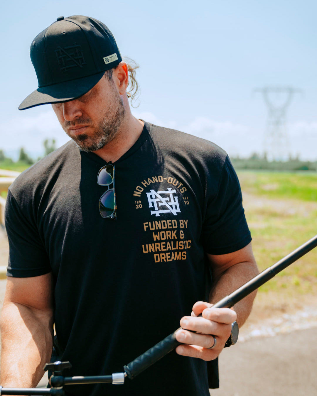 NO HAND OUTS TEE - BLACK