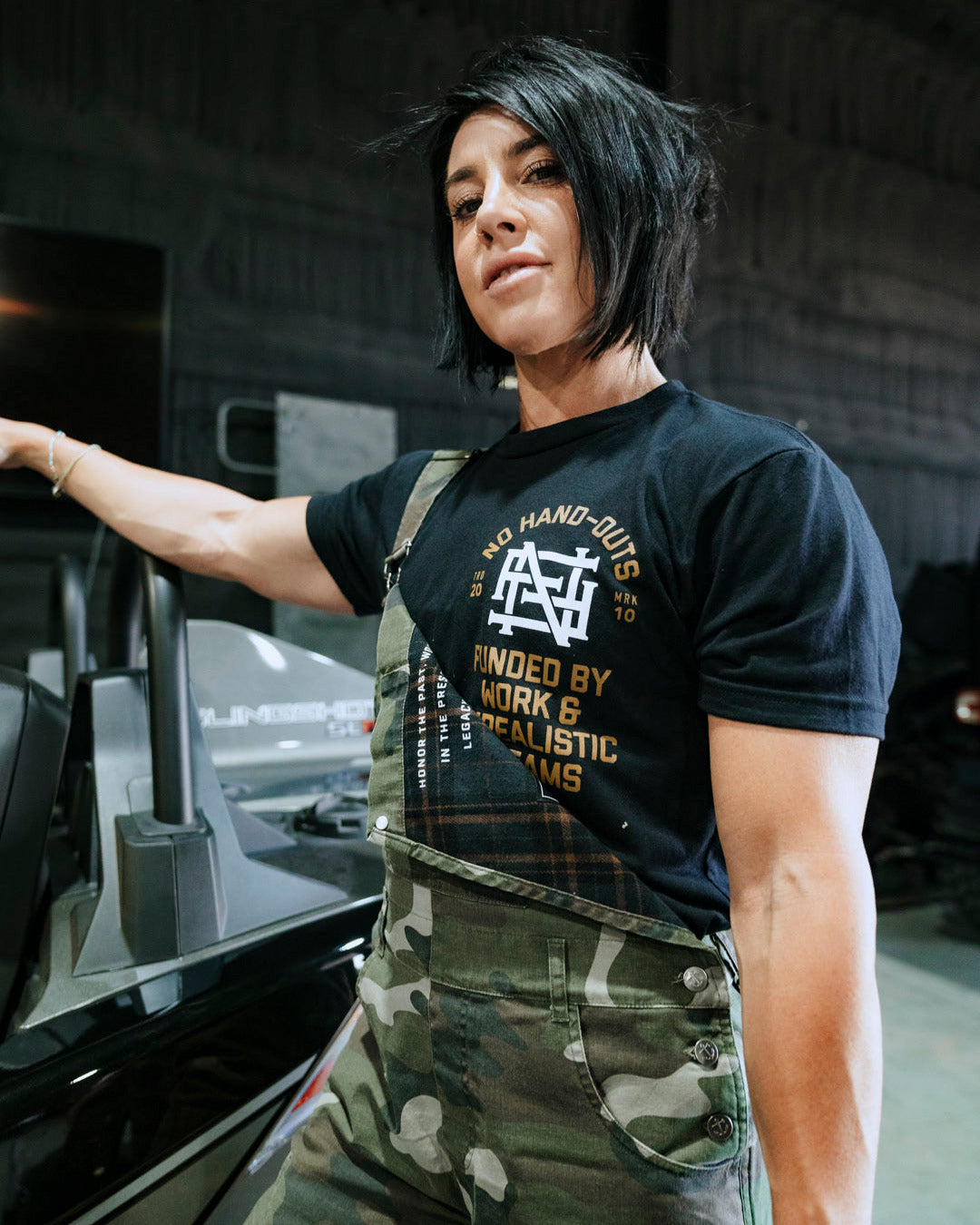 NO HAND OUTS TEE - BLACK