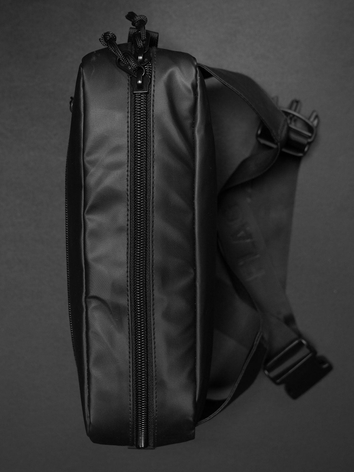 MOMENTUM SLING BAG 7L- BLACK