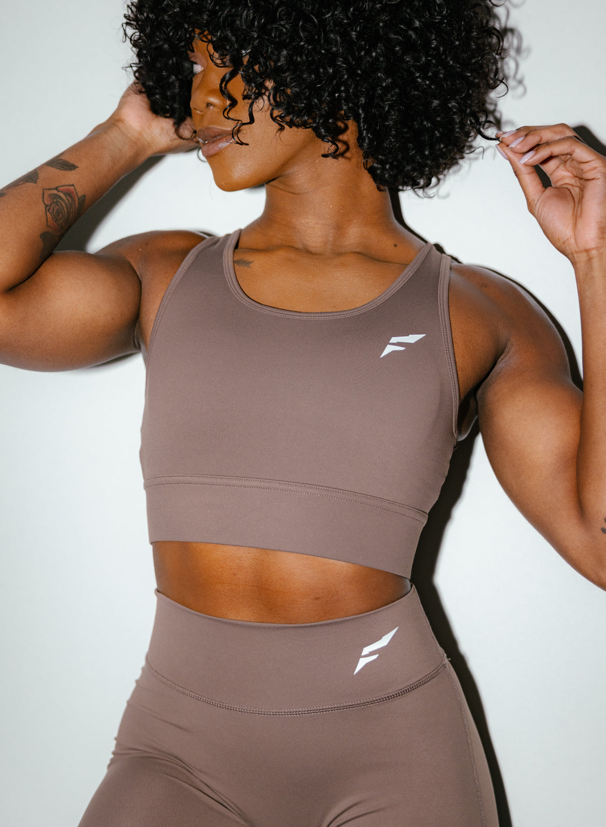 SUJETADOR DE MALLA ARC - TIERRA