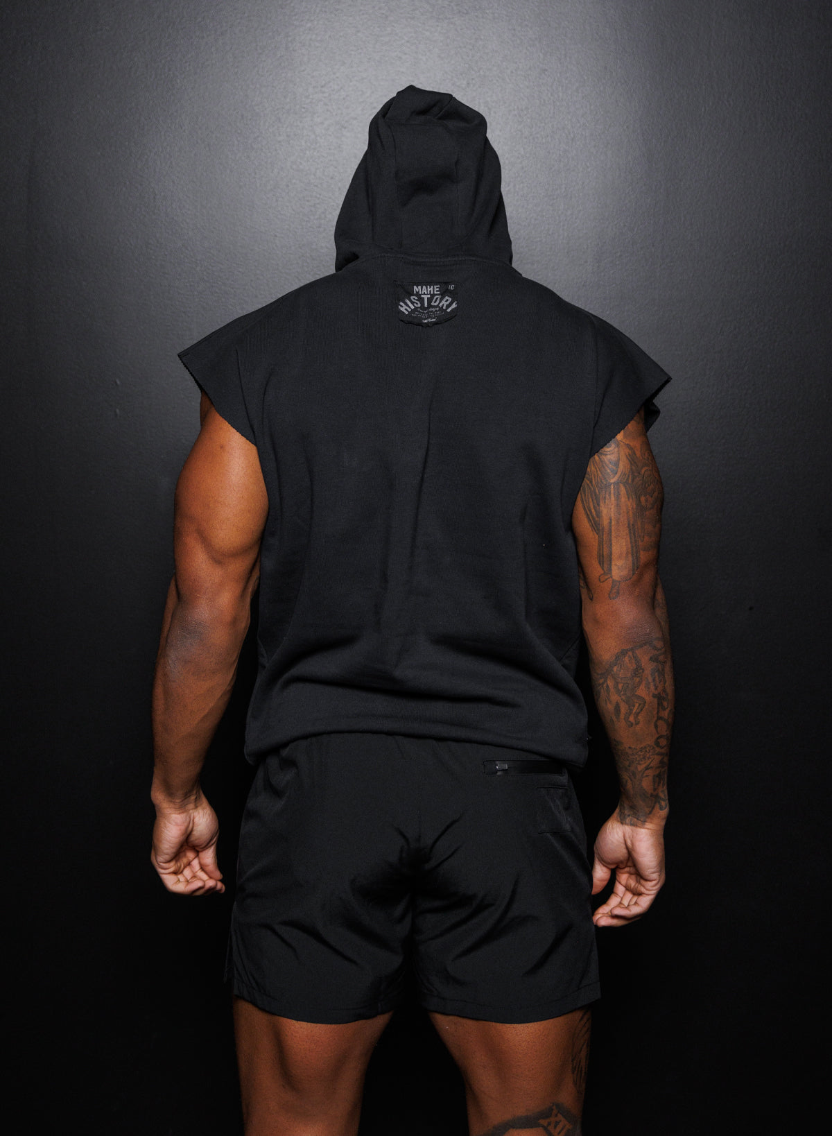MAKE HISTORY - SUDADERA CON CAPUCHA SIN MANGAS NEGRA