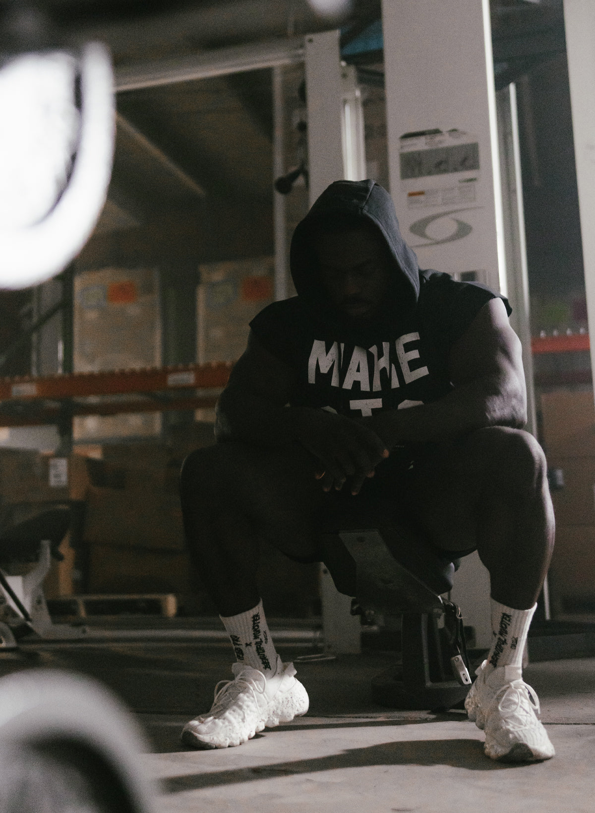MAKE HISTORY - SUDADERA CON CAPUCHA SIN MANGAS NEGRA