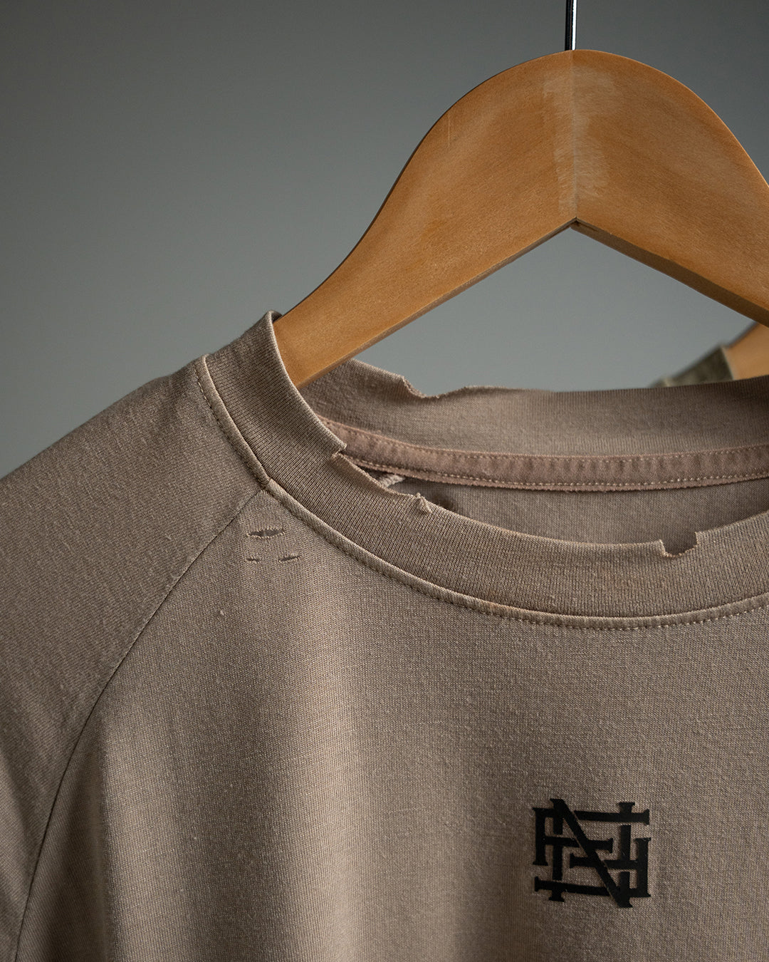 MOTO CROP TEE - OLIVE