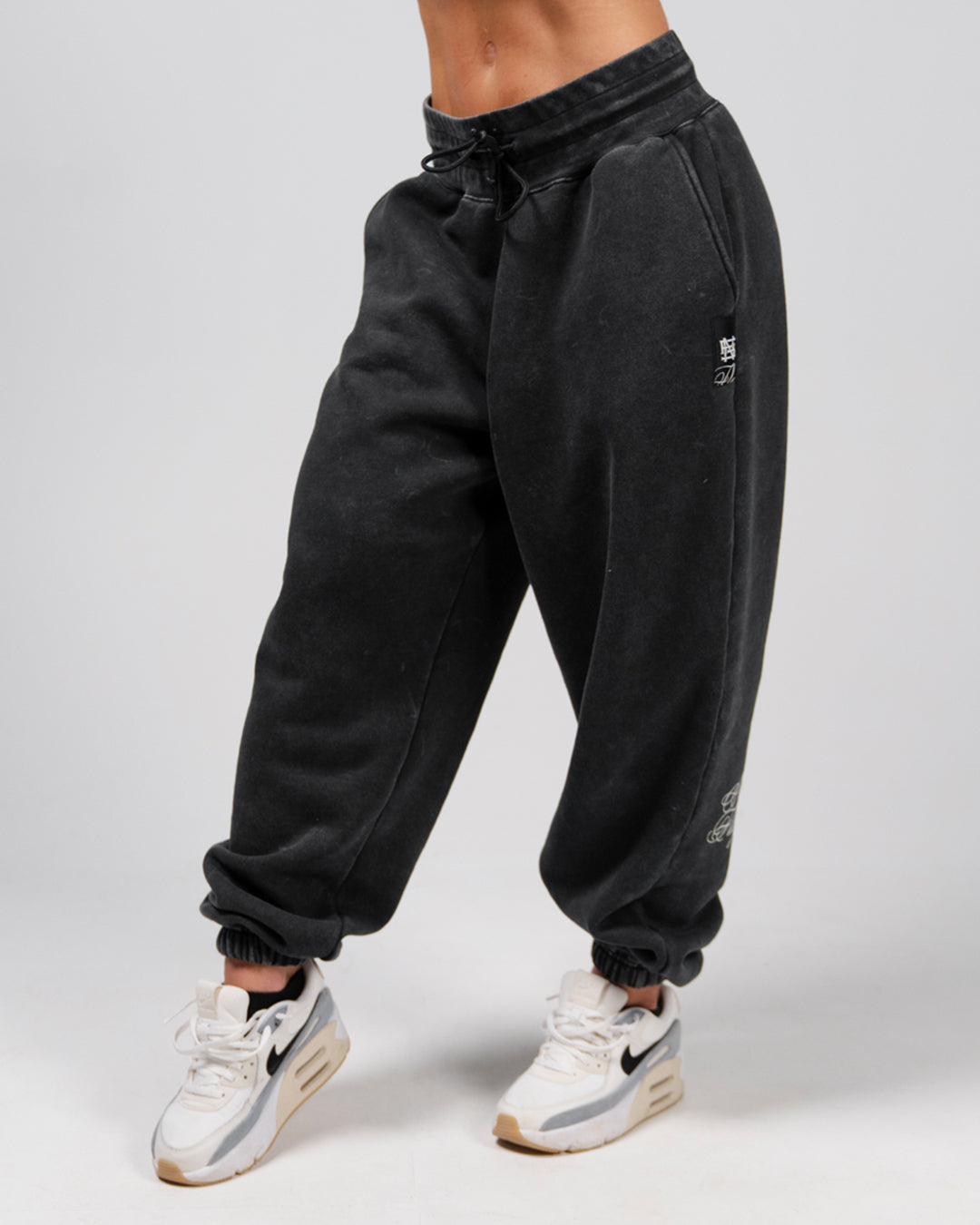 パンツ Fallett Small story logo jogger pants black FA2100PT01BK Logo Black Sweatpants – Fugitive