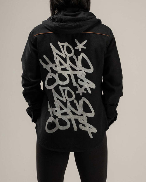 MUJER CON CAPUCHA NO HANDOUTS X FOREVER FLANNEL - NEGRO