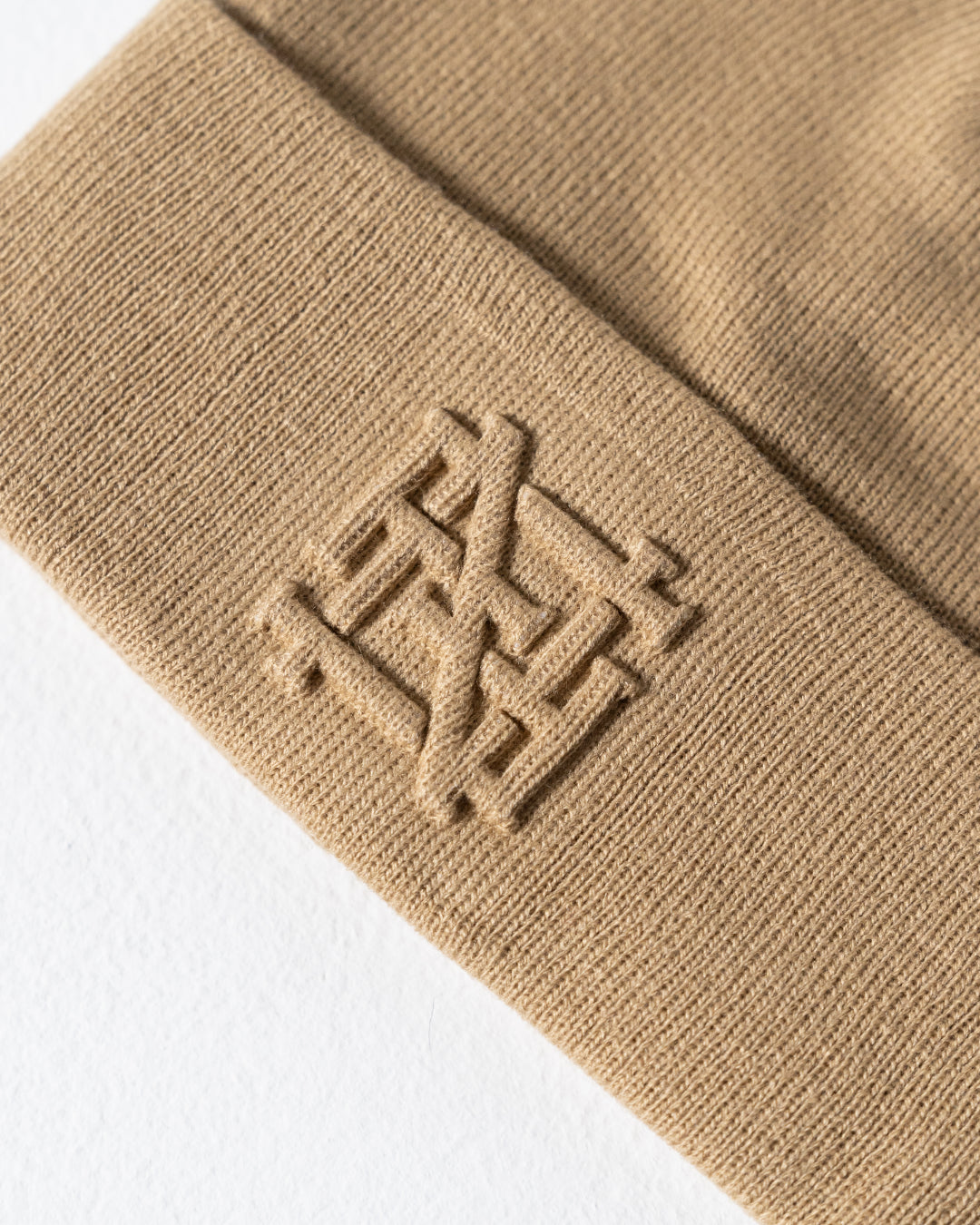 EMBOSSED BEANIE - LIGHT TAN