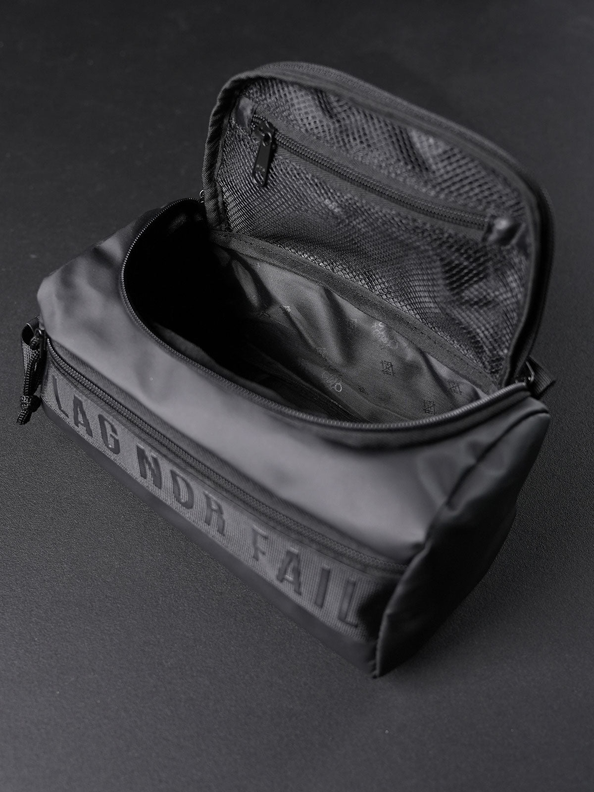 MOMENTUM TOILETRY CASE 2.5L - BLACK